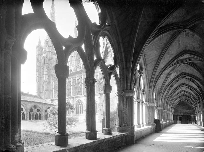 Les flèches vues depuis les galeries du cloître