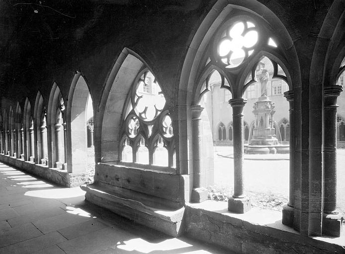 Vue intérieure d'une galerie du cloître