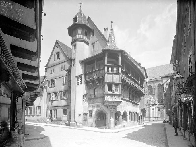 Ensemble sur rue : Façade à pans de bois ou peintes et oriel d'angle