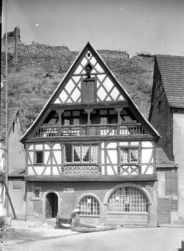 Façade à pans de bois sur rue du musée dominé par les ruines du château