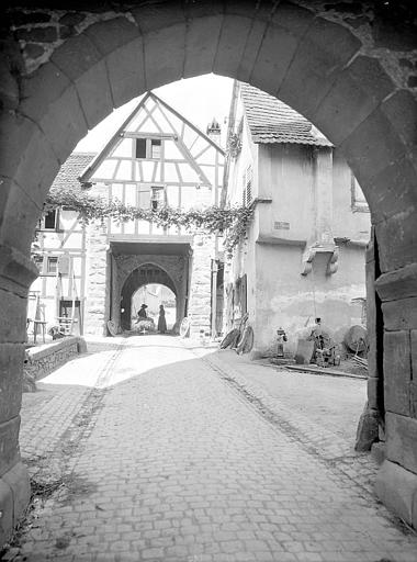 Porte haute, côté ville. Façade à pans de bois vue depuis le passage du Dolder