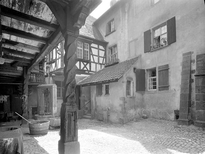 Façade sur cour à pans de bois à galerie. Puits