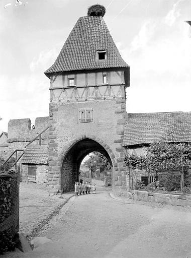 Porte, dite aussi tour des Sorcières