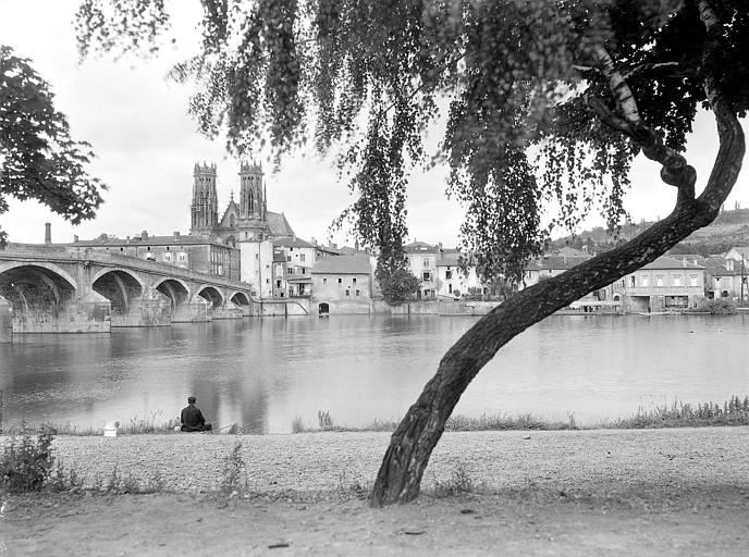 Tours de l'église vues depuis un pont sur la Moselle