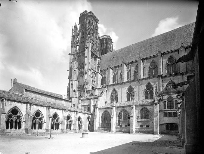 Flanc sud, cloître et salle capitulaire