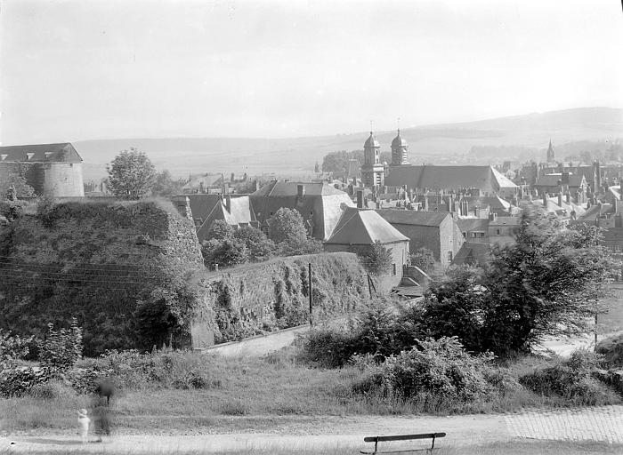 Vue générale de la ville avec l'église côté sud-est