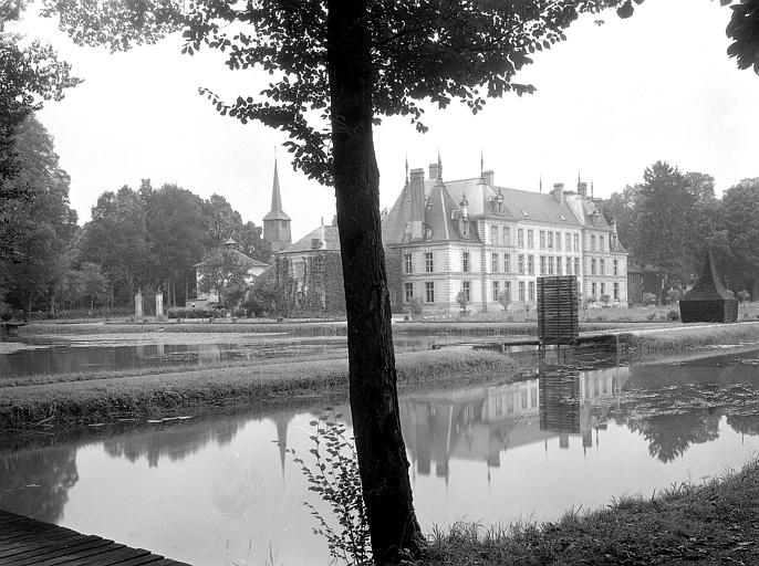 Vue sur la façade côté jardin depuis les douves