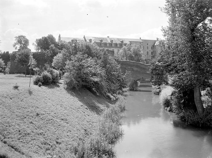 Le château de Selles vu de l'Escault