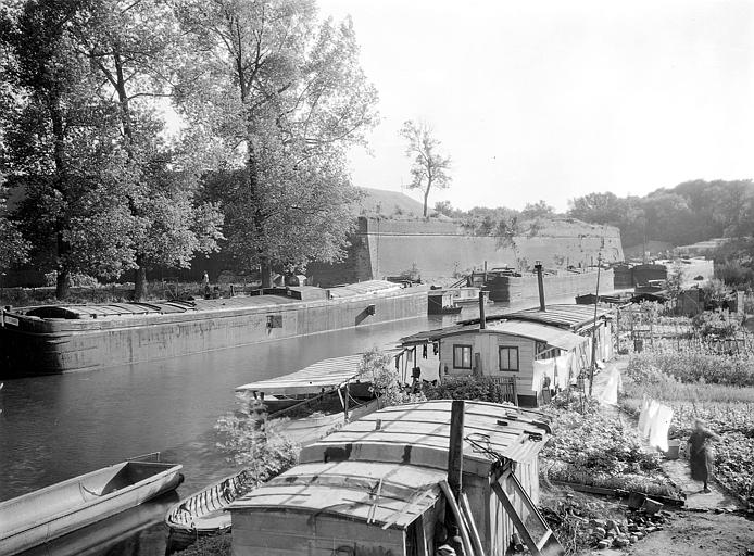 Abords de la citadelle : péniches amarrées dans le canal