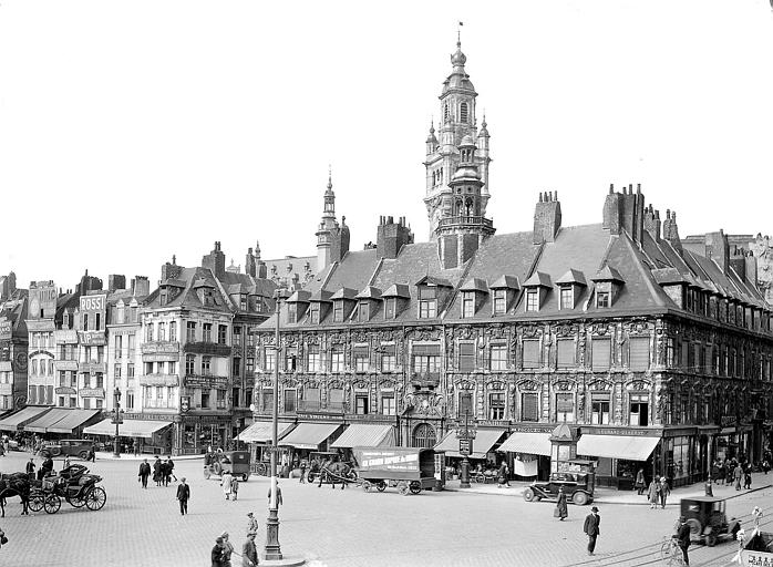 Vue d'ensemble, à l'arrière-plan : beffroi de la chambre de commerce