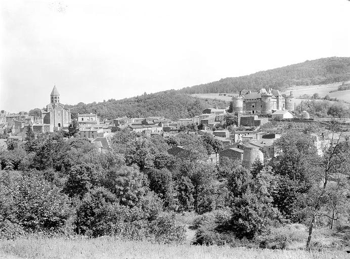 Vue générale du bourg avec son église XIIe vue de l'ouest et son château-fort