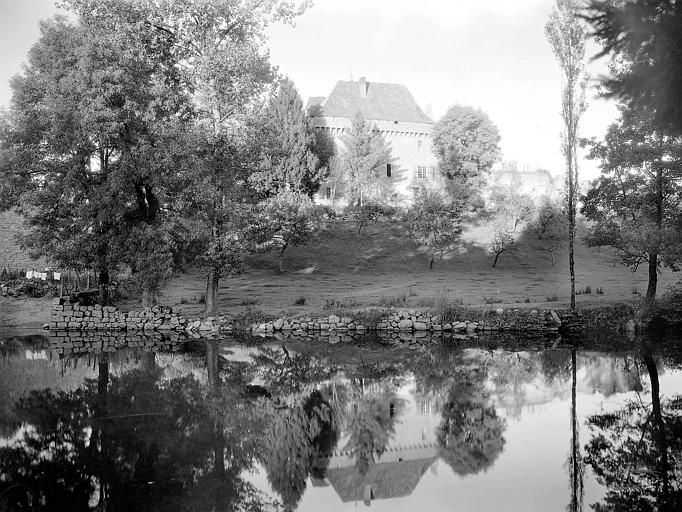 Vue partielle depuis la rivière