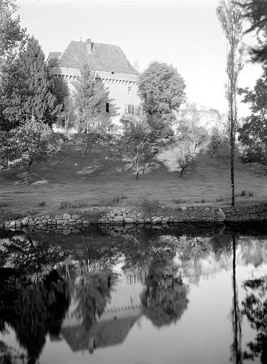 Vue partielle depuis la rivière