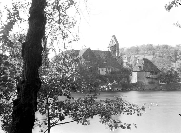 Vue sur la chapelle depuis la berge opposée