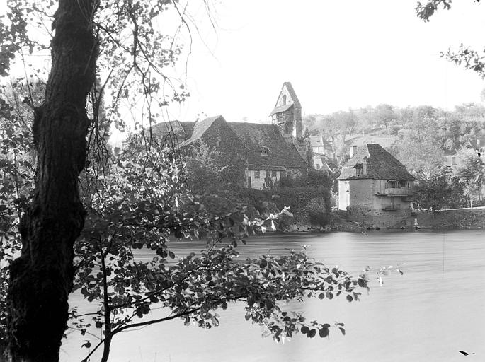 Vue sur la chapelle depuis la berge opposée