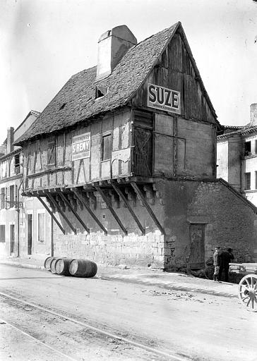 Façade à encorbellement de bois côté rue