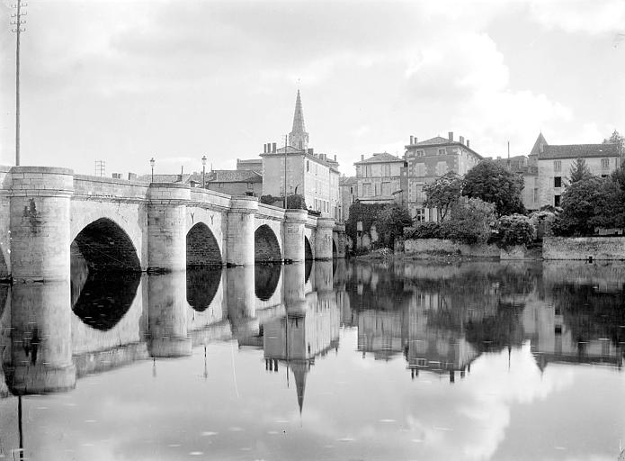 Pont franchissant la Vienne et clocher de l'église du quartier Saint-Maxime en arrière-plan