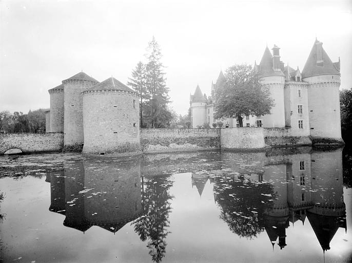 Vue d'ensemble avec les douves