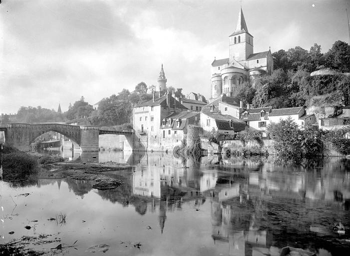 Vue générale : Le Vieux pont sur la Gartempe et l'église Notre-Dame