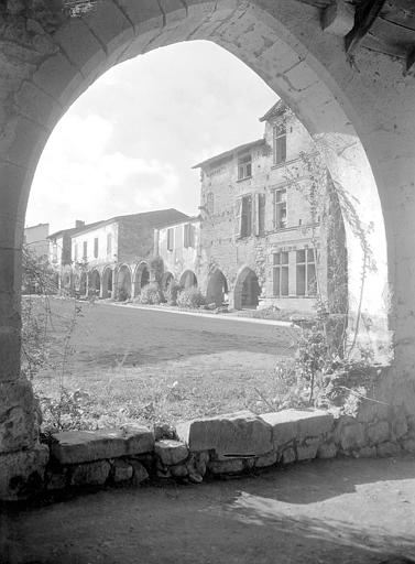 Un coin de la place : les arcades du Xve siècle