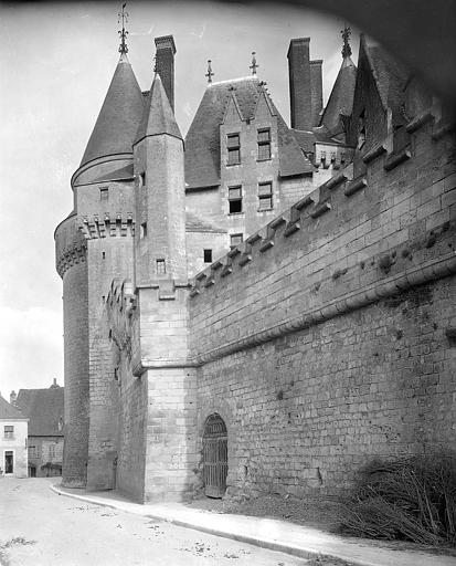 Façade sur rue : créneaux et poterne