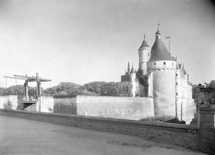 Pont-Levis et perspective sur l'ensemble