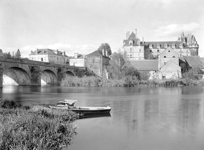 Vue depuis la rive opposée du fleuve