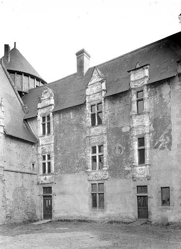 Baies de la façade sur cour du corps de logis sud-ouest