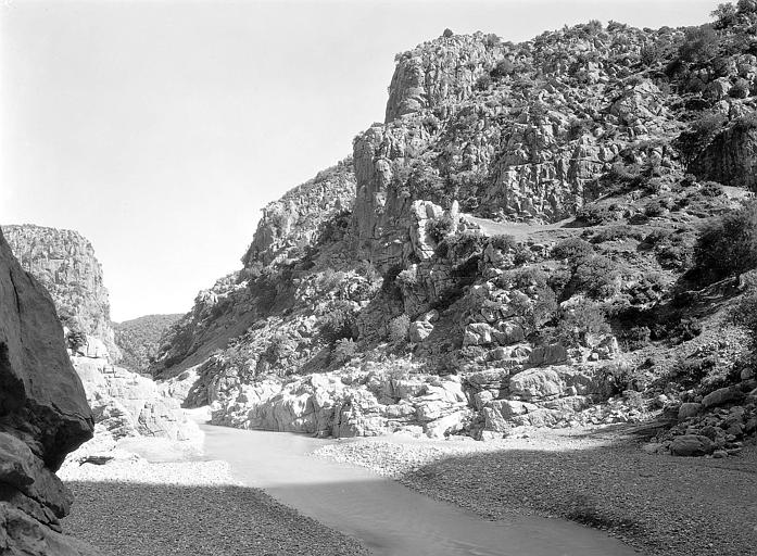 Au fond des gorges : l'oued Isser