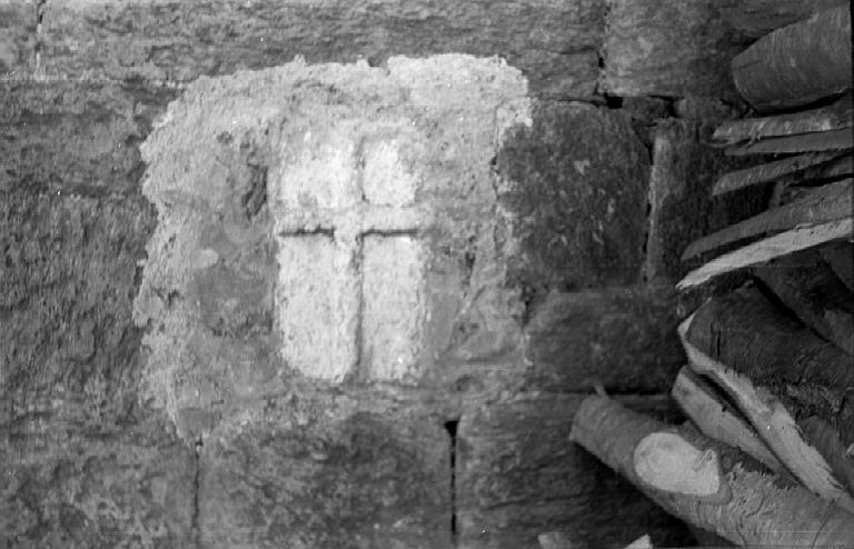 Croix sculptée dans le mur