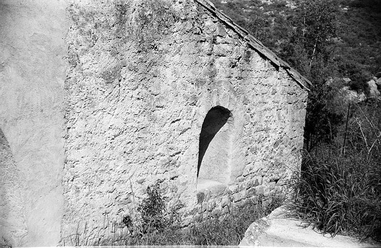 Vue extérieure de la chapelle sud avec fenêtre