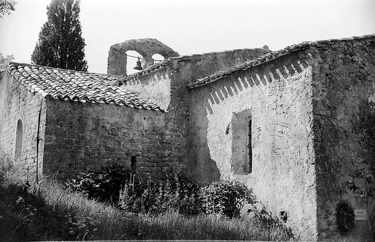 Vue d'ensemble de l'église prise du sud-est