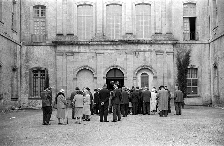 Cour de l'abbaye : congrès de la Fédération Languedoc Méditerranée et Roussillon