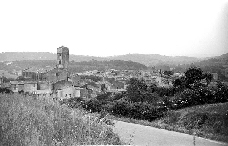 Vue générale de l'église et du village