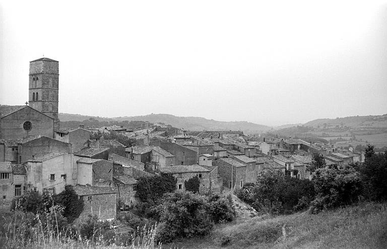 Vue générale de l'église et du village