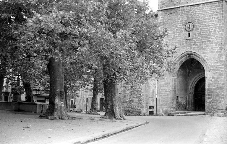 Porche d'entrée et place arborée devant l'église