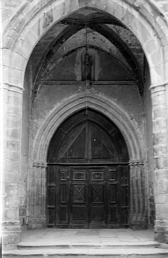 Porche d'entrée et porte vus de face