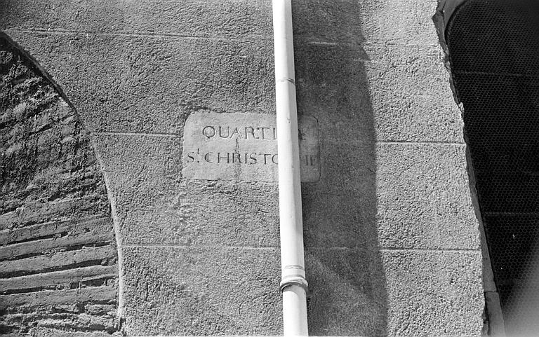 Ancienne plaque de rue gravée dans la pierre : 'Quartier Saint-Christophe'