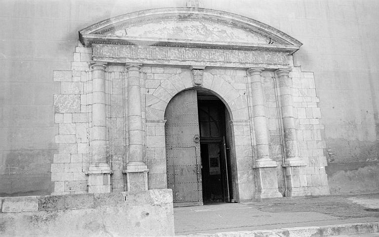 Vue d'ensemble de la façade ouest et portail