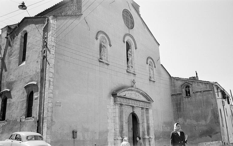 Vue d'ensemble de la façade ouest et portail