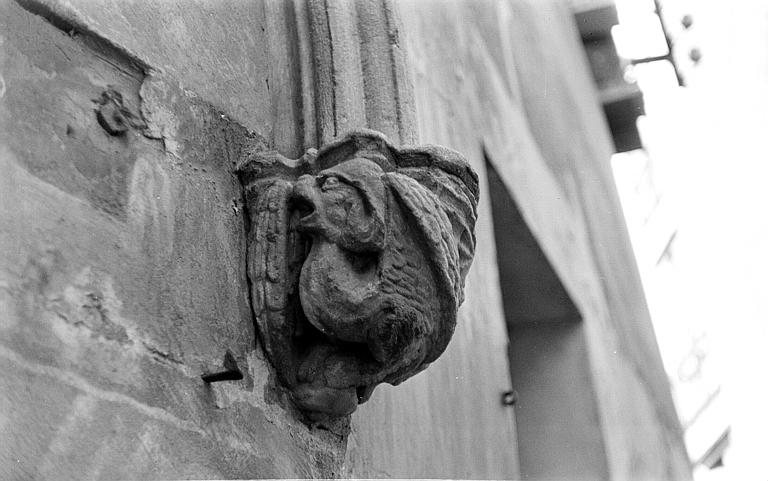 Porte d'entrée d'un porche : détail du cul-de-lampe