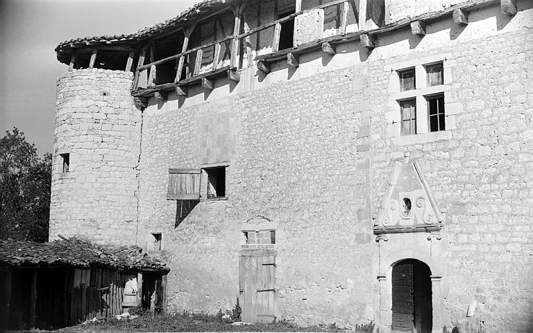 Façade avant : partie gauche de l'entrée