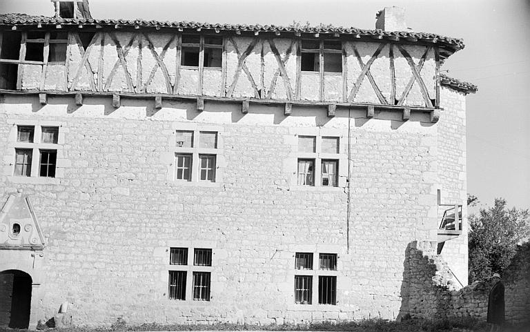 Façade avant : partie droite de l'entrée