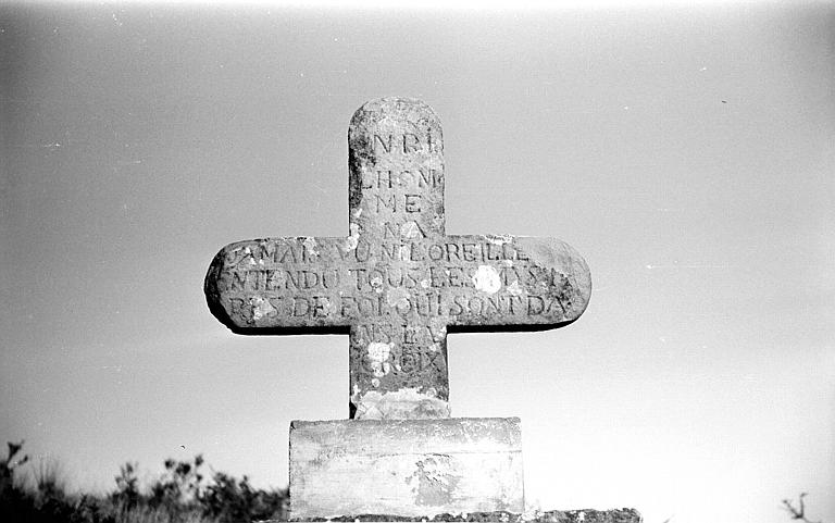 Croix portant une inscription