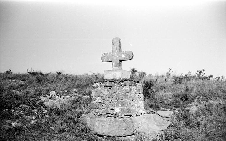 Croix et son piédestal