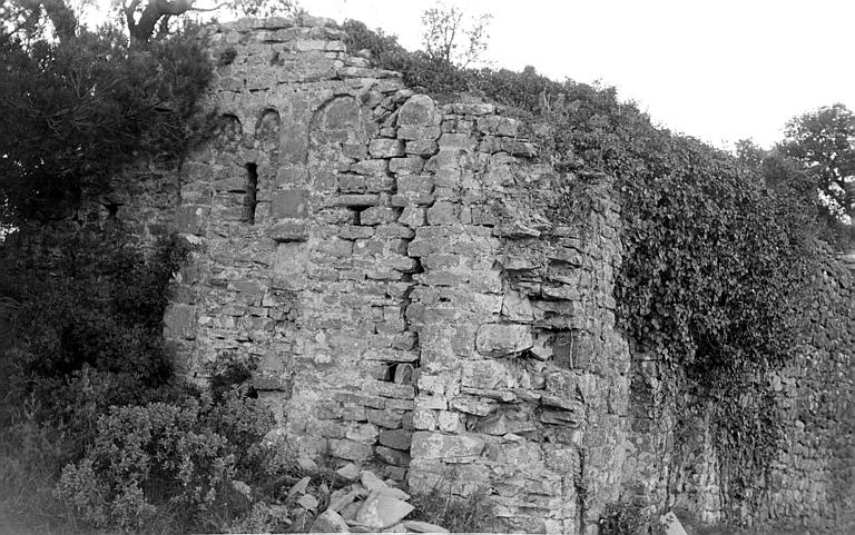 Restes d'un mur présentant des arcatures aveugles