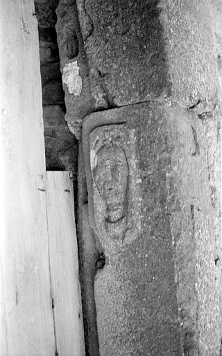 Montant de porte ou de fenêtre présentant une tête sculptée