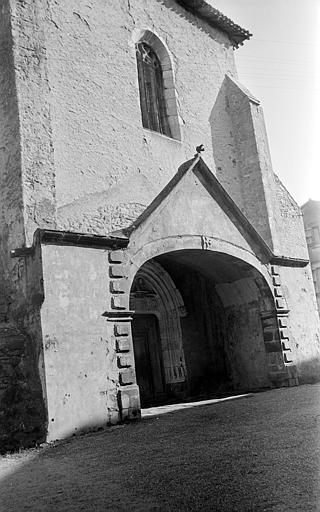 Façade ouest : porche et fenêtre gothique