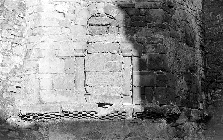 Tour-clocher : anciennes fenêtres romanes