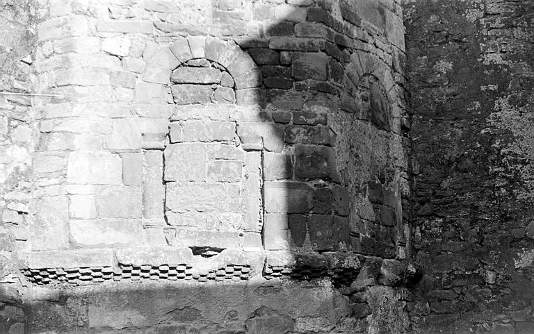 Tour-clocher : anciennes fenêtres romanes